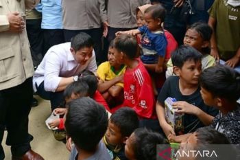 Seskab Teddy bawa ransel bagikan mainan, kudapan untuk anak-anak Aceh
