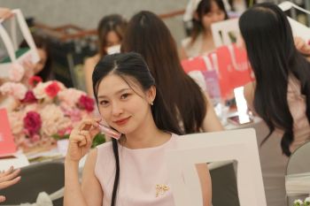 Lovely Playdate with ETUDE: Hadirkan tren bibir glossy lewat Over Glowy Tint