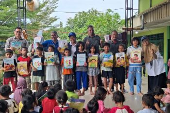 Lewat Buku dan Dongeng, Kemendikdasmen Dampingi Pemulihan Trauma Anak-Anak Terdampak Banjir