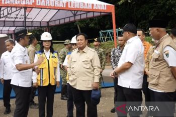 Prabowo cek pemulihan jalur darat di Lembah Anai, sapa para pekerja