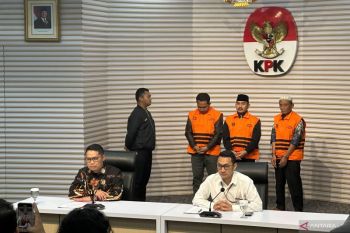 Bupati Bekasi dan ayahnya diumumkan KPK jadi tersangka