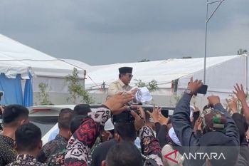 Presiden Prabowo bagi-bagi baju usai akad massal di Kota Serang