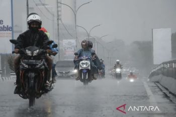 Mayoritas wilayah Indonesia berawan-hujan ringan