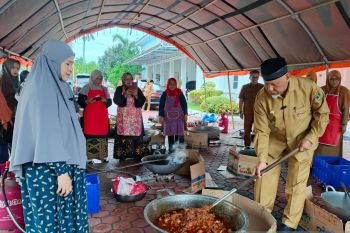 Sumbar kirim 1,5 ton rendang ke Aceh dan Sumatera Utara