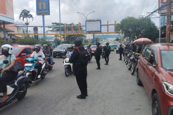 Polda Maluku patroli cipta kondisi di pusat keramaian jelang Natal