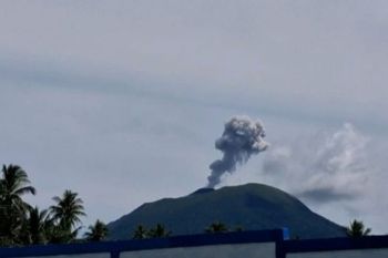 Kembali erupsi, Gunung Ibu semburkan abu vulkanik setinggi 600 meter