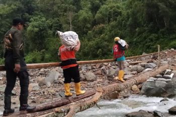 Relawan Kota Tangerang susuri sungai antarkan bantuan ke Sumbar