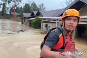 Tim SAR evakuasi warga terjebak banjir di Kota Padang