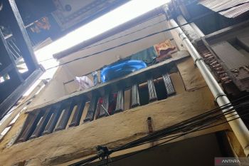 Balita Rawa Bunga jatuh dari lantai dua saat ibu jemput kakak