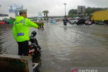 Akses jalan ke Bandara Soekarno-Hatta tergenang air