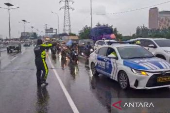 Genangan tinggi, polisi izinkan kendaraan roda dua masuk jalan tol