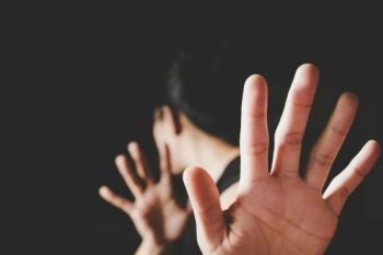 "Broken Strings" dan luka yang disenyapkan