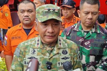 Satu korban pesawat ATR 42-500 dievakuasi dari atas tebing Gunung Bulusaraung