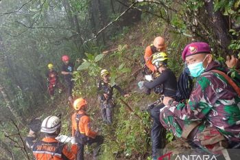 Prajurit Marinir dikerahkan bantu proses evakuasi pesawat ATR 42-500