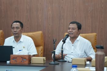 Pemkab Buleleng rapikan kabel semrawut di Kota Singaraja