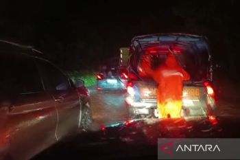 Banjir bawa material batu dan pasir lumpuhkan jalur pantura Situbondo