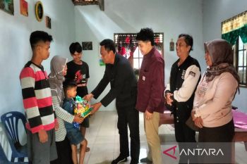 Anggota Fraksi PDIP DPRD Kulon Progo kunjungi siswa korban dugaan keracunan MBG
