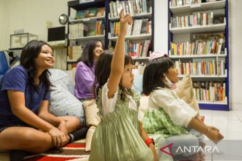 Sesi mendongeng dua bahasa di IFI Yogyakarta diminati anak-anak dan remaja