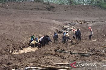 Banjir-longsor terjang Bandung Barat, tujuh meninggal & ratusan hilang