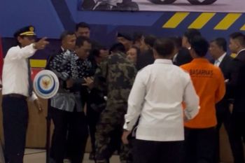 Menteri KKP pingsan di tengah upacara penghormatan korban ATR