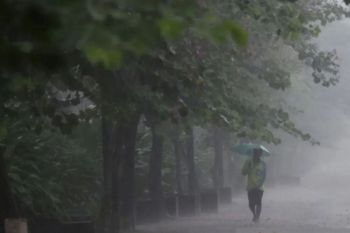 Sebagian besar Indonesia diprakirakan diguyur hujan ringan