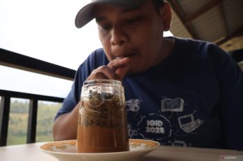 Kopi "tungkuik" yang masih bertahan di tengah kepungan galodo