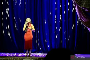 Dee Lestari buka Musikal Perahu Kertas dengan lagu ikonik ciptaannya