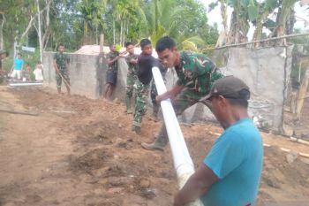 TNI AD dan masyarakat bangun sumber air bersih di lokasi bencana Sumut