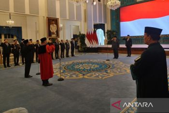 Prabowo menyaksikan pengucapan sumpah Adies Kadir jadi Hakim MK