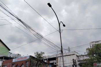PLN Palembang lakukan pemeliharaan sejumlah titik jaringan listrik