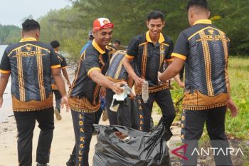 Polres Penajam jaga kelestarian lingkungan lewat bersih-bersih pantai