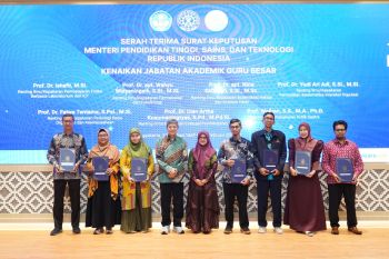 UAD Yogyakarta serahkan SK Guru Besar kepada tujuh dosen