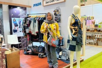 Dari jeans bekas ke pameran nasional, perjalanan Erna merajut asa bersama PNM Mekaar