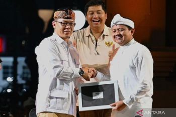Sugiono berikan KTA Gerindra ke Bupati Sumedang