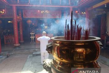 Umat Tridarma Manado sembayang "Ti Sik" sambut Imlek 2577