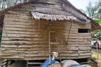 Babinsa dan warga gotong royong bangun rumah warga yang tak layak huni