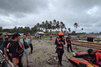 Remaja terseret ombak di Pantai Camara Pandeglang, Tim SAR lanjutkan pencarian