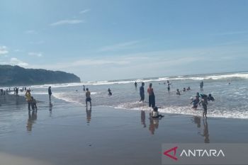 SAR Parangtritis mengingatkan wisatawan tak bermain air ke tengah pantai
