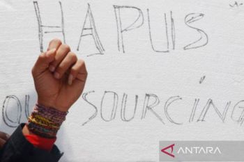 Cukup setahun, kisah cinta kontrak di era perdagangan bebas