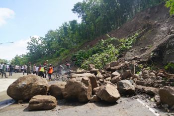 Pemprov DIY mengerahkan alat berat bersihkan material longsor di Clongop