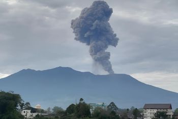 Gunung Marapi erupsi Senin pagi, kolom abu teramati setinggi 1,6 kilometer