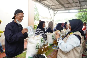 Pemerintah mulai menyalurkan bantuan beras-minyak goreng jelang Lebaran