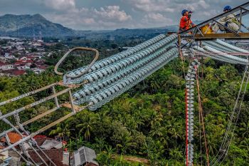 PLN UPT Salatiga lakukan penggantian isolator korosif untuk tingkatkan keandalan pasokan listrik