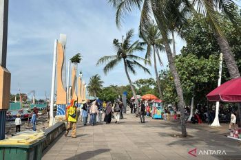 Puluhan ribu pengunjung padati kawasan wisata Ancol
