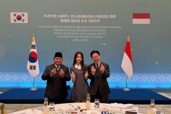 Prabowo dan Carmen dari Hearts2Hearts kompak berpose "finger heart"