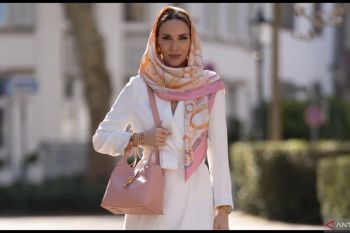 Buttonscarves Gandeng Ikon Fesyen Eropa Alexandra Lapp, Hadirkan Koleksi 'Timeless'!
