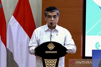 Minister tells graduates to adapt as AI disrupts labor market