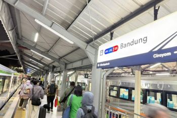 Weekend Naik Kereta Api: Duduk Santai, Ngobrol Bareng, Nikmati Pemandangan Sepanjang Perjalanan