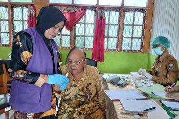 Indonesia's malaria battle: How a woman helps protect Papua's villages