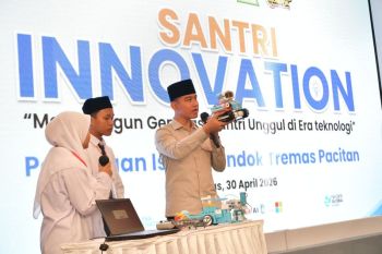 VP Gibran reviews AI training for Islamic boarding school students